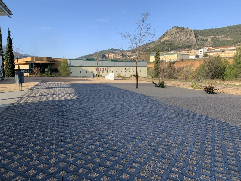 07_Jardin-Polig-Industrial-S.-Paya_Alcoy_baldosa_Nature_001-scaled pavimento drenante Nature®